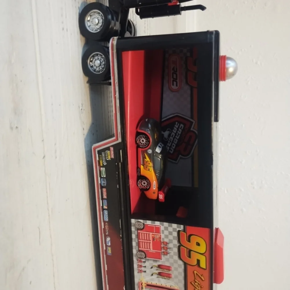 DISNEY PIXAR CARS DISNEY STORE CARBON RACER MACK LAUNCHER W/ LIGHTNING MCQUEEN